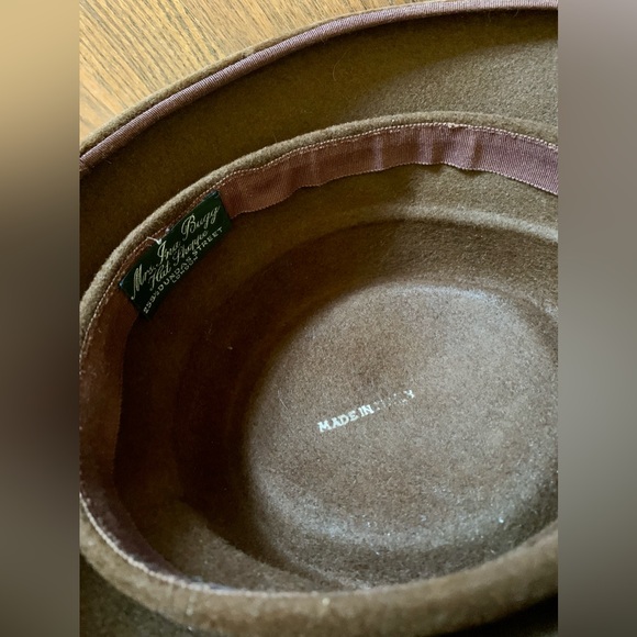 Down Turned Ribbon and Velvet Embellished brim Brown Felted Vintage Hat (1940s) - Picture 4 of 11